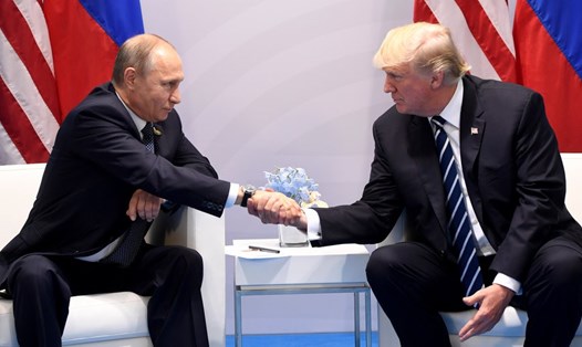 Tổng thống Donald Trump bắt tay Tổng thống Vladimir Putin ngày 7.7.2017 tại Hội nghị G20 ở Hamburg. Ảnh: AP
