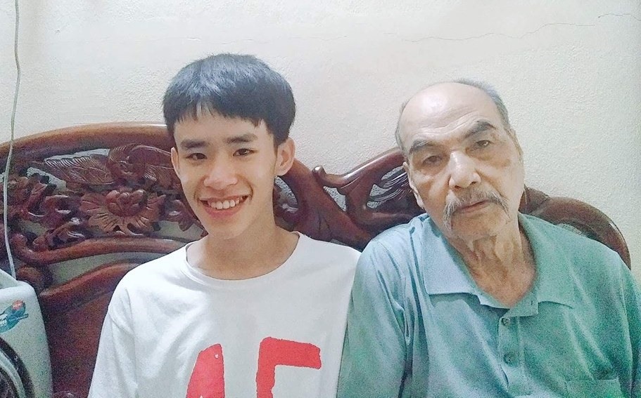 Kiên bên ông nội của mình.