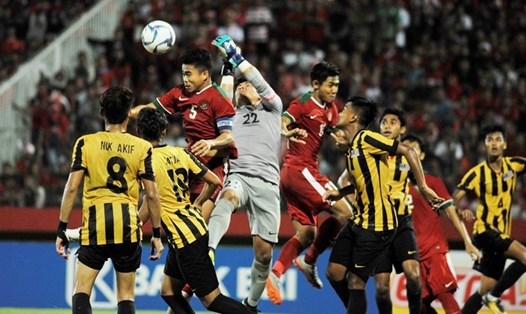 U19 Malaysia bị CĐV Indonesia bao vây và dọa đánh sau khi thắng đội chủ nhà ở bán kết giải U19 Đông Nam Á 2018.