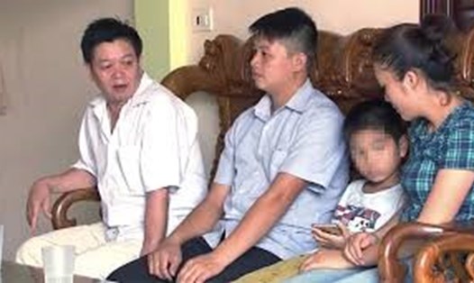 Bé H. con ruột chị Hương hiện đang sống cùng vợ chồng anh Sơn. Ảnh: VietNamnet