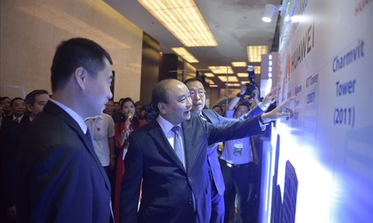 Thủ tướng Nguyễn Xuân Phúc đi thăm các gian trưng bày tại triển lãm.