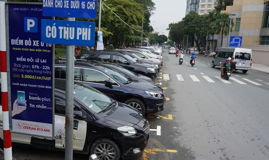 Bãi giữ xe ôtô có thu phí với giá 5.000 đồng/chiếc trên đường Lê Lai - công viên 23/9 (Q.1). Từ ngày 1.8, giá giữ ôtô ở TPHCM sẽ tính theo giờ. Ảnh: Minh Quân