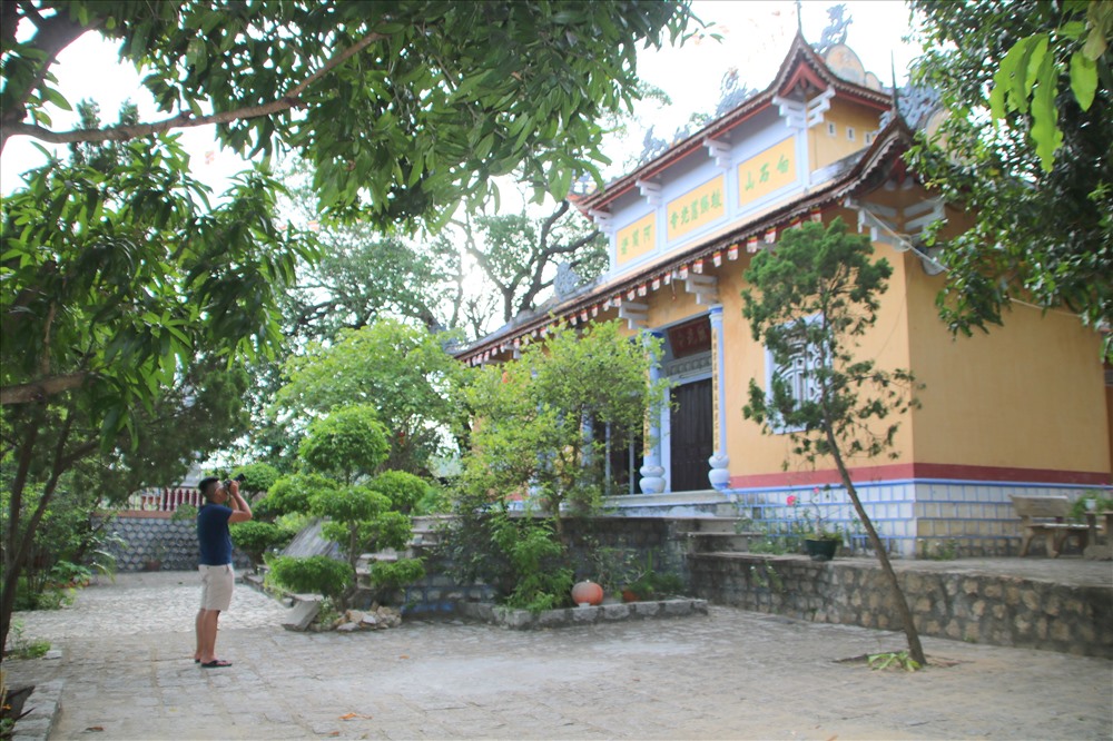 Du khách chụp ảnh ở chùa Đá Trắng. Ảnh: Đ.Phùng