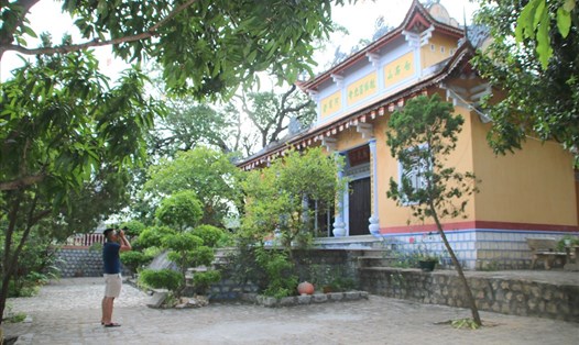 Du khách chụp ảnh ở chùa Đá Trắng. Ảnh: Đ.Phùng