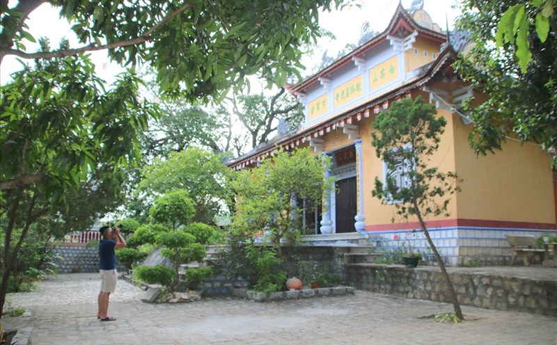 Du khách chụp ảnh ở chùa Đá Trắng. Ảnh: Đ.Phùng