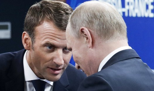 Tổng thống Pháp và tổng thống Nga. Ảnh: AP. 