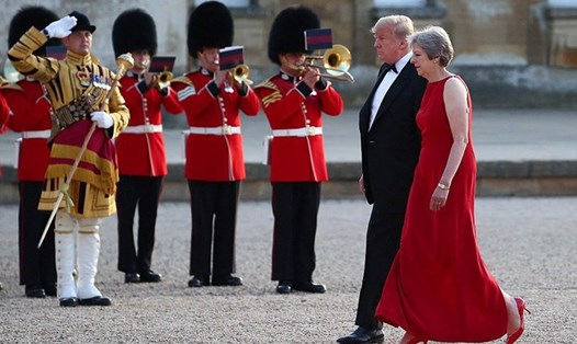 Thủ tướng Anh Theresa May đón Tổng thống Mỹ Donald Trump tại Cung điện Blenheim ngày 12.7. Ảnh: Reuters