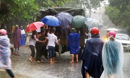 Kỳ thi THPT quốc gia 2018 tại Hà Giang và các tỉnh miền núi phía bắc diễn ra trong hoàn cảnh mưa lũ. Cả thí sinh và cán bộ tổ chức đều phải vất vả để hoàn thành kỳ thi. Ảnh: Báo Công an nhân dân.