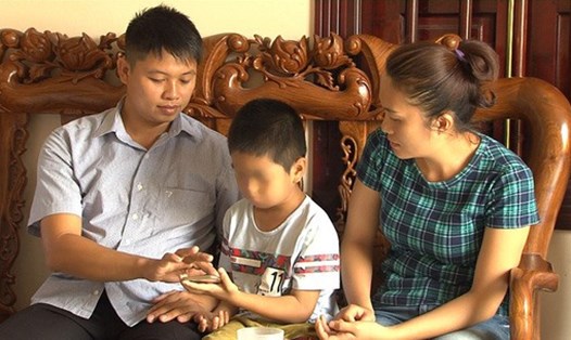 Anh Phùng Giang Sơn, chị Phùng Thị Thu Hiền cùng người con anh chị đã nuôi 6 năm qua. Ảnh. HT