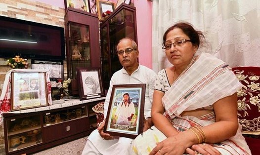 Cha mẹ của nhạc sĩ 29 tuổi Nilotpal Das - nạn nhân bị đánh đến chết vì tin đồn thất thiệt trên mạng xã hội. Ảnh: AFP. 