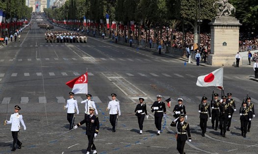 Đại diện quân đội Singapore và Nhật Bản, khách mời danh dự của Quốc Khánh Pháp, diễu hành trên đại lộ Champs-Elysée, Paris, ngày 14.7.2018. Ảnh: Reuters