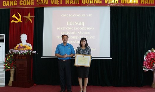 Ủy viên BTV, Chủ nhiệm UBKT (LĐLĐ tỉnh Cao Bằng) Nông Hoàng Hà tặng Bằng khen của Tổng LĐLĐVN cho tập thể CĐ Trung tâm Truyền thông – GDSK.