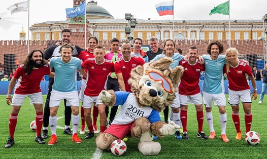 Các cựu danh thủ thế giới tham gia một trận đấu từ thiện bên lề World Cup 2018.