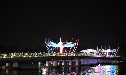 Cầu đi bộ Ninh Kiều đang trở thành điểm nhấn của du lịch Cần Thơ. Ảnh: Trường Sơn