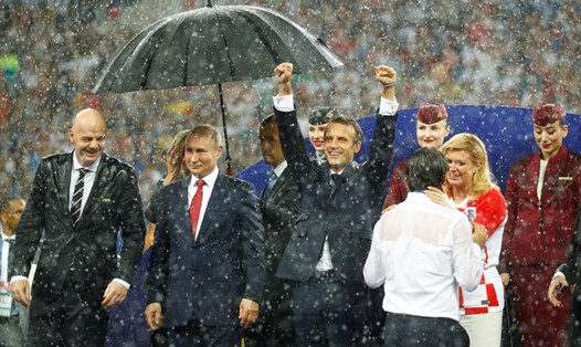 Tổng thống Nga Vladimir Putin, Tổng thống Pháp Emmanuel Macron và Tổng thống Croatia Kolinda Grabar-Kitarovic trong lễ bế mạc World Cup 2018. Ảnh: Reuters