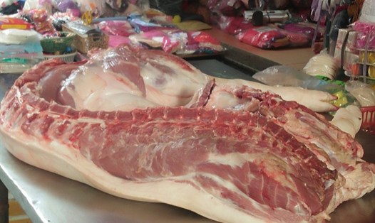 Mặc dù đang ở mức cao, nhưng giá thịt lợn được nhân định sẽ “rẻ bèo” khi thịt lợn nhập ngoại tràn vào VN. Ảnh: Q.C