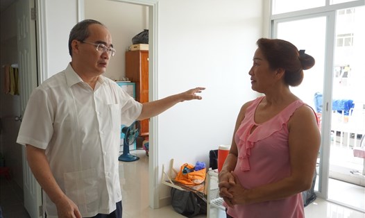 Bí thư Nguyễn Thiện Nhân thăm hộ dân Nguyễn Thị Thu Vân sống tại căn 315 khu C chung cư 17,3 ha.  ẢNh: M.Q