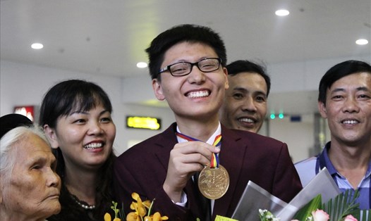 Học sinh Nguyễn Quang Bin đoạt Huy chương Vàng vui mừng bên gia đình, thầy cô. Ảnh:PV