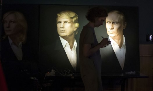 Chân dung Tổng thống Donald Trump và Vladimir Putin trong quán rượu Jack Union ở Mátxcơva. Ảnh: AP