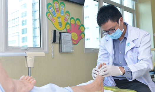 BS đang chăm sóc bàn chân cho người bệnh đái tháo đường