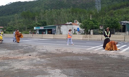 Chiều 16.7, hai nhà sư đã đi đến địa phận huyện Quảng Trạch, tỉnh Quảng Bình.