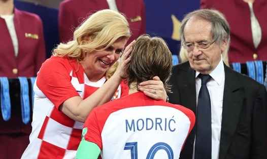 Nữ Tổng thống Croatia lau nước mắt cho đội trưởng Luka Modric (Ảnh: RT).