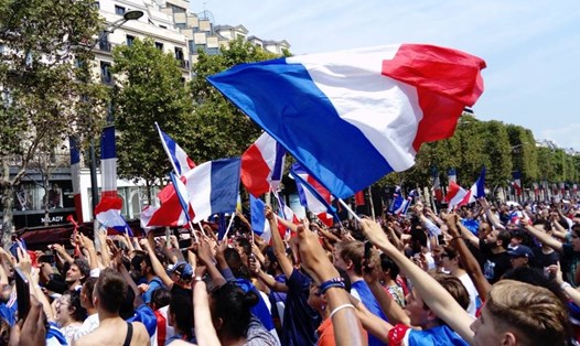 Cổ động viên Pháp chờ đón thầy trò HLV Deschamps để mở đại tiệc. Ảnh: Francefootball