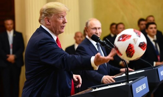 Tổng thống Mỹ Donald Trump ném quả bóng về phía phu nhân. Ảnh: Twitter. 