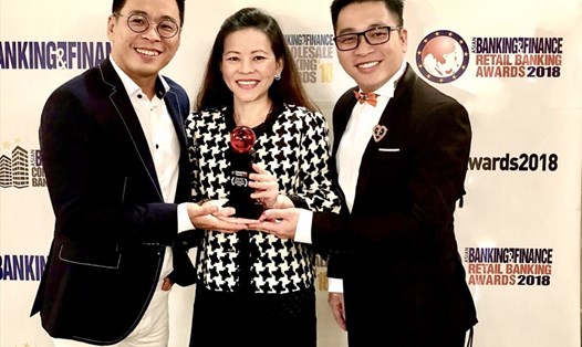 Bà Vương Mỹ Phụng, Phó Tổng Giám đốc FWD Việt Nam chia sẻ niềm vui nhận giải thưởng với đội ngũ marketing của công ty.