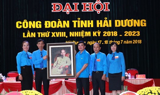 Chủ tịch Bùi Văn Cường tặng Đại hội XVIII Công đoàn tỉnh Hải Dương bức tranh quý về Bác Hồ. Ảnh: Hải Nguyễn
