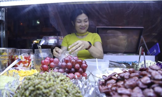 Đến chợ đêm Ninh Kiều, ngoài được thưởng thức những món ngon của miền Tây, bạn còn được chào đón bằng nụ cười hồn hậu của những cô gái Tây Đô. Ảnh: Trường Sơn