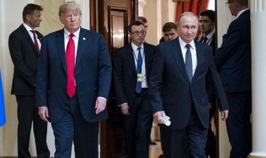 Tổng thống Mỹ Donald Trump (trái) và Tổng thống Nga Vladimir Putin vào phòng họp báo chung tại Helsinki, Phần Lan ngày 16.7. Ảnh: NYTIMES.