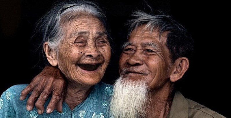 Không có gì hạnh phúc hơn khi được sống bên người mình yêu thương. Bức ảnh cặp đôi già này cho chúng ta thấy rõ tình cảm chân thành của họ dành cho nhau. Một tình yêu vĩnh cửu, đong đầy cảm xúc và mãi mãi bên nhau.