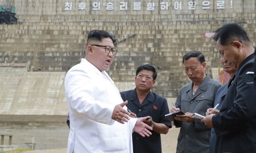 Ông Kim Jong-un trong chuyến đi thị sát. Ảnh: AP/KCNA. 