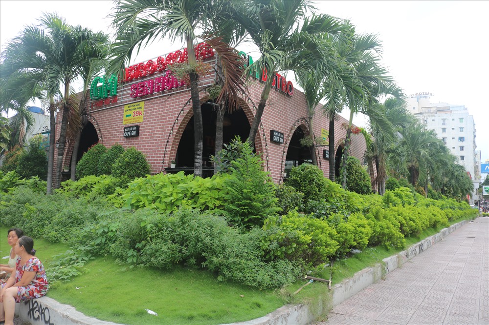 Một góc công viên 23 tháng 9 bị lấn chiếm làm quán cafe. Ảnh V.H