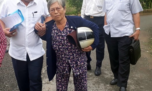 Chủ tịch UBND tỉnh Bạc Liêu Dương Thành Trung nắm tay dẫn bà Trần Ngọc Kỷ sau buổi tiếp công dân buổi sáng do bà đi lại khó khăn (ảnh Nhật Hồ)