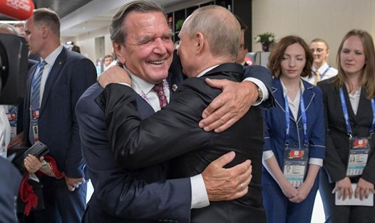 Tổng thống Nga Vladimir Putin ôm ông Gerhard Schroeder - Chủ tịch Ủy ban cổ đông Nord Stream 2 AG đồng thời là cựu thủ tướng Đức. Ảnh: TASS/Getty Images