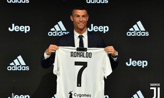Siêu sao Ronaldo ra mắt Juventus.