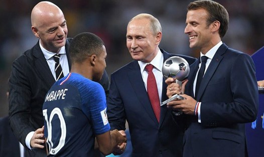 Mbappe nhận danh hiệu Cầu thủ trẻ Xuất sắc nhất World Cup 2018.
