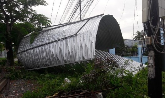 Hiện trường một ngôi nhà bị sập sau lốc xoáy tại Cà Mau