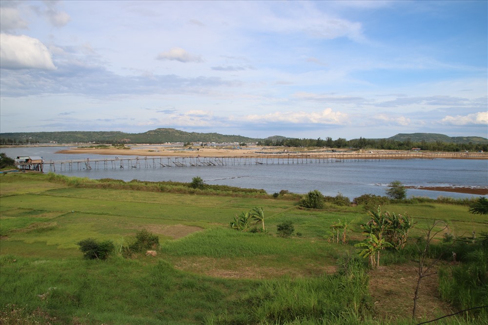 Cầu gỗ Ông Cọp nhìn từ quốc lộ 1A. Ảnh: Đ.Phùng