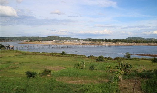 Cầu gỗ Ông Cọp nhìn từ quốc lộ 1A. Ảnh: Đ.Phùng