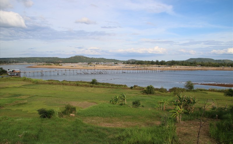 Cầu gỗ Ông Cọp nhìn từ quốc lộ 1A. Ảnh: Đ.Phùng