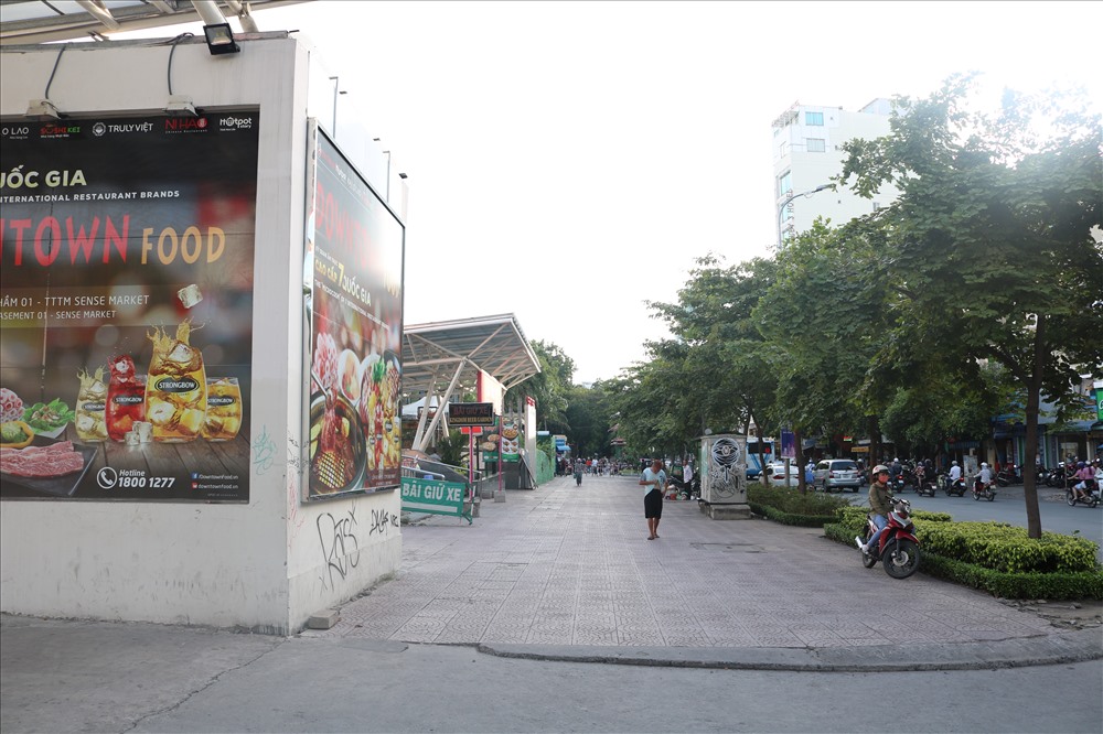 Công viên 23 tháng 9  "hô biến" thành các điểm kinh doanh như siêu thị, nhà hàng, quán cafe, sân khấu ca nhạc, bãi đỗ xe,... Ảnh V.H