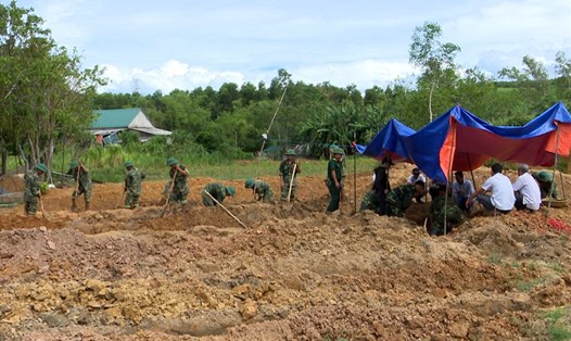 Sư đoàn 968 tìm kiếm hài cốt liệt sĩ tại huyện Cam Lộ. Ảnh: Anh Vũ.