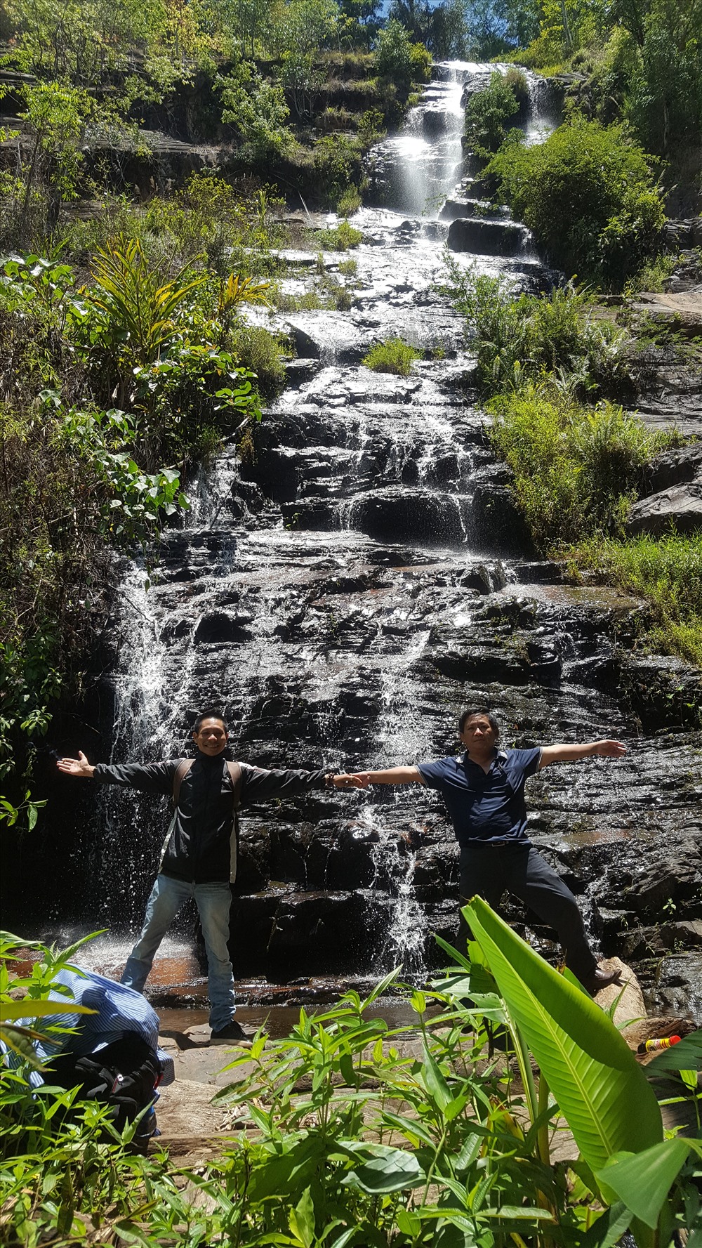 Thác Ya Bia hùng vĩ, nước tung trắng xóa. 