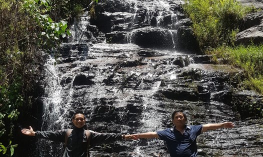 Thác Ya Bia hùng vĩ, nước tung trắng xóa.