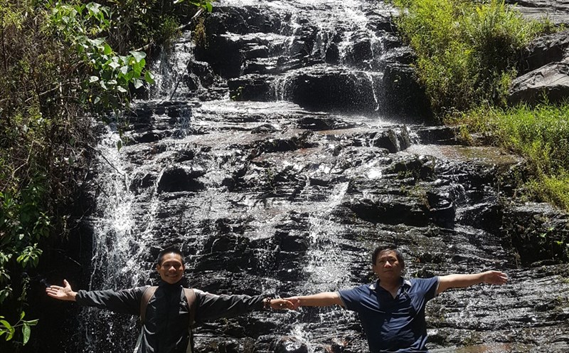 Thác Ya Bia hùng vĩ, nước tung trắng xóa.