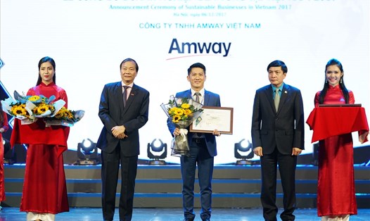 Ông Huỳnh Thiên Triều – Phó Tổng Giám Đốc Amway Việt Nam đại diện doanh nghiệp nhận giải Top 100 Doanh nghiệp phát triển bền vững tại Việt Nam năm 2017.