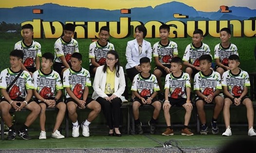 Đội bóng nhí Thái Lan trong cuộc họp báo tối 18.7. Ảnh: Guardian. 